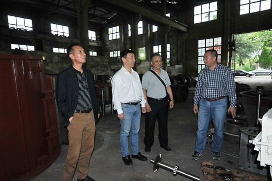 市生態環境局服務人員在企業車間了解生產情況